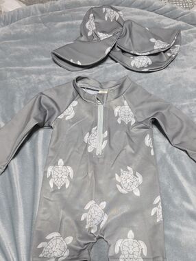 Kids Green Turtle Print Rashguard Swimsuit with Sun Hat
